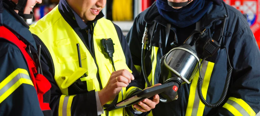 MDM で管理されたデバイスを使用してコンサルティングを行うフィールドサービス作業員