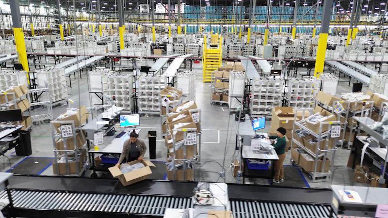 Radial fulfilment center