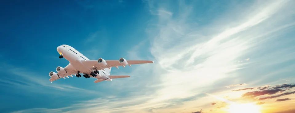 空を飛ぶ飛行機のイメージ